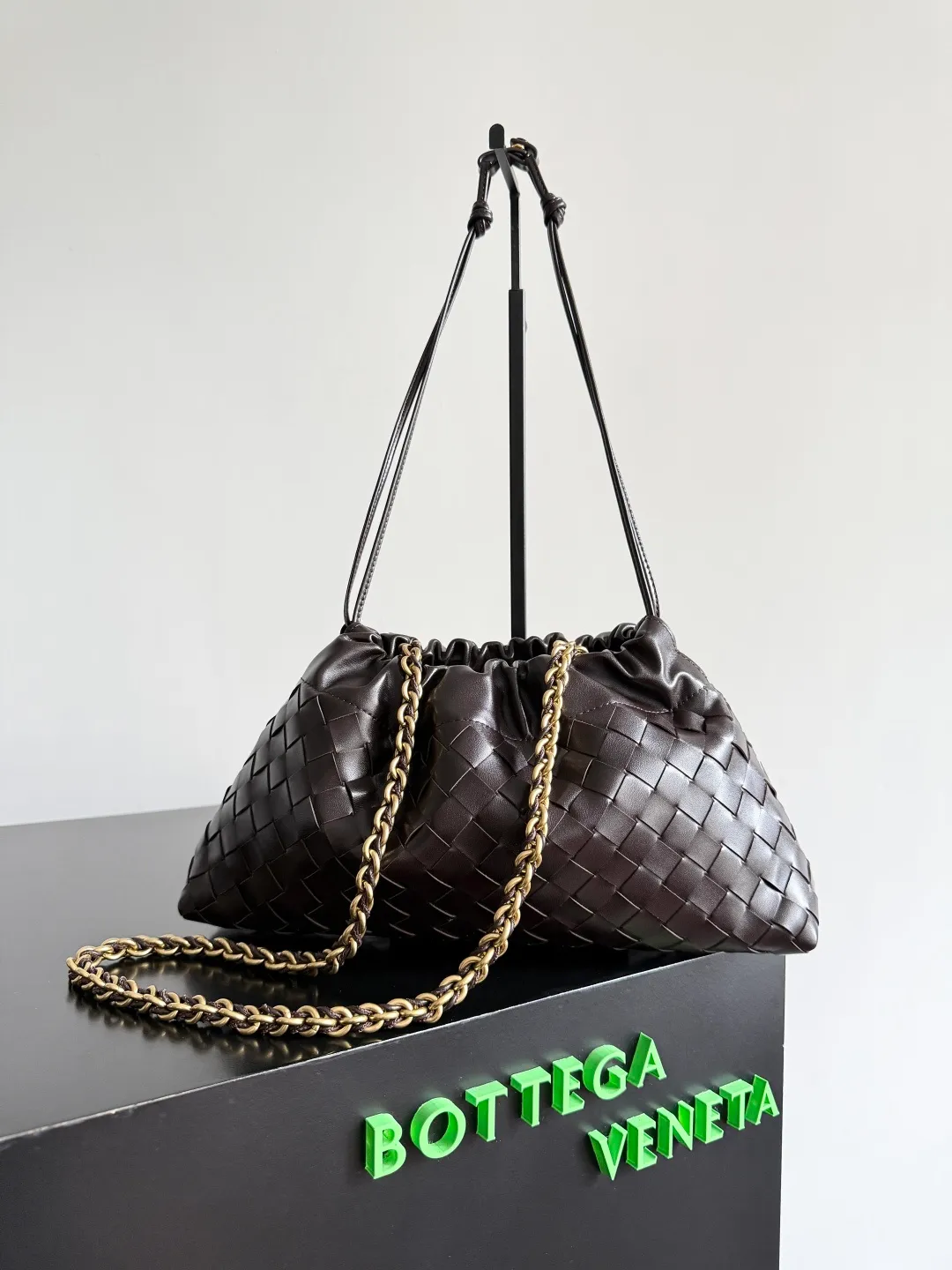 Batch 1680 BOTTEGA VENETA 2025 new women's Dustbag Notte clutch. Dustbag, which has been very popular since its launch, has a chain clause! ! The hand-carrying method is reminiscent of the classic bag type Pouch , light and elegant, the reserved drawstring design allows the bag to be used as an armpit bag, and the chain is longer, which is very suitable for sisters who like to free their hands and carry cross-body backpacks. No matter which way you carry it, you can change the back according to the occasion and your mood that day. It can make the overall outfit more fashionable🪄🪄The body of the bag has also been widened. It is the rainy season and the weather is hot. The bag can easily accommodate a small umbrella and water bottle. The lining is made of nylon, which is light and comfortable to carry, and is very suitable for summer use. Style number: 839394 Size: 33*19*8cm